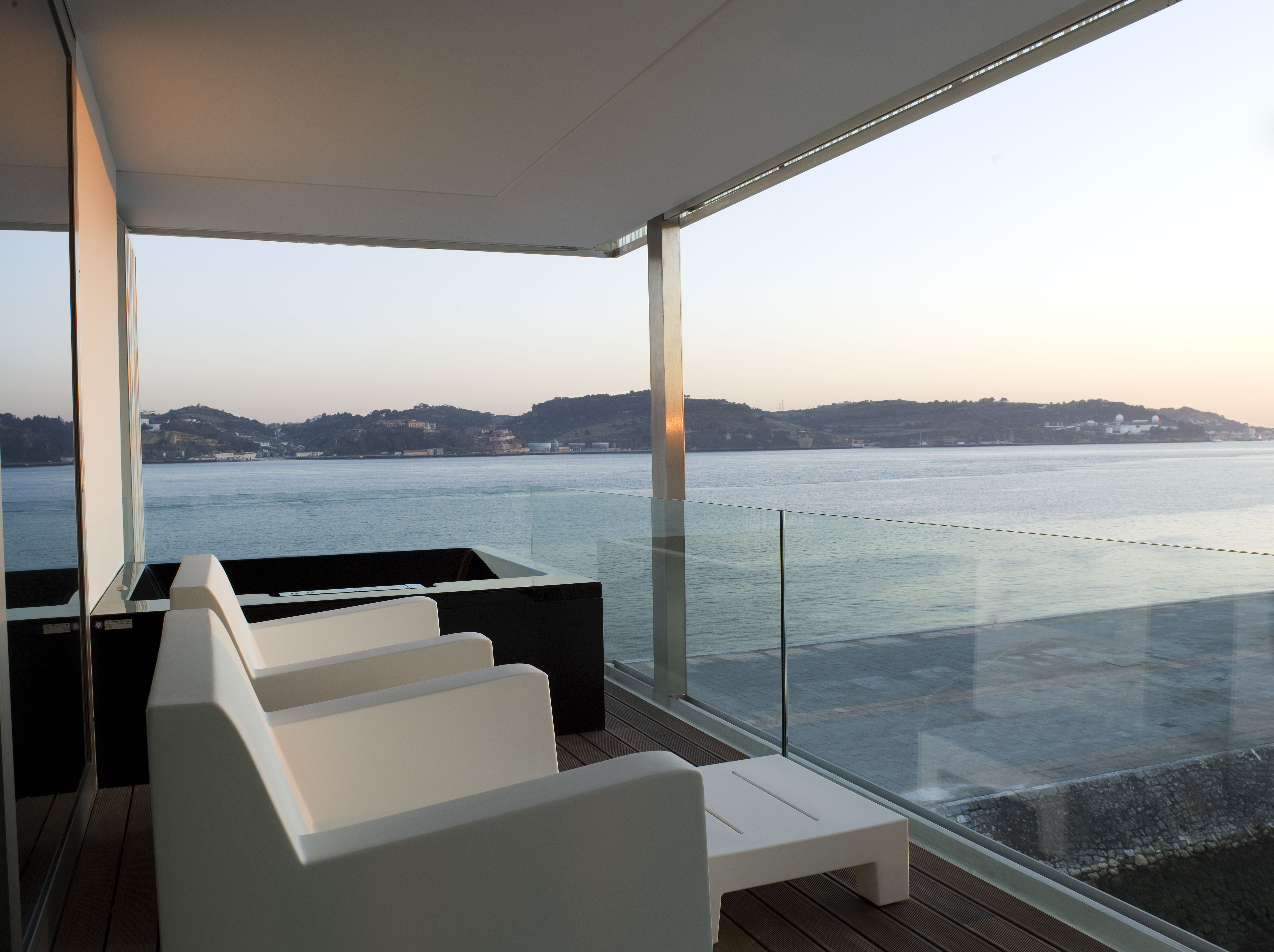 With smooth geometry and singular personality, Altis Belém Hotel & Spa invites you to explore your 50 luxury rooms (45 rooms and 5 suites) containing themes spanning across far-flung Golden Age trading routes from the Far East, Africa and the Americas.